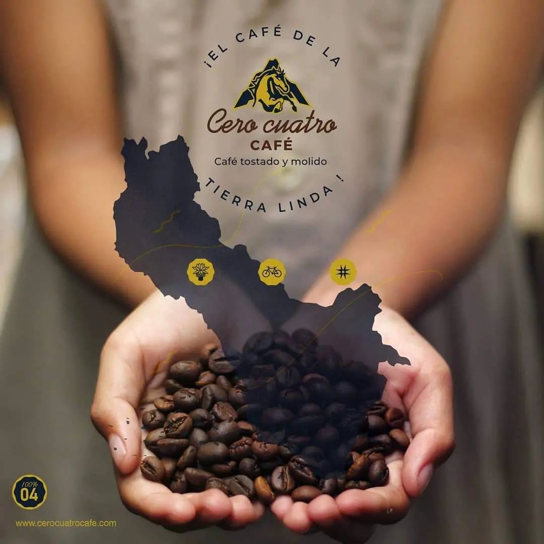 Granos de café Cero Cuatro sostenidos en las manos sobre el mapa del Carchi